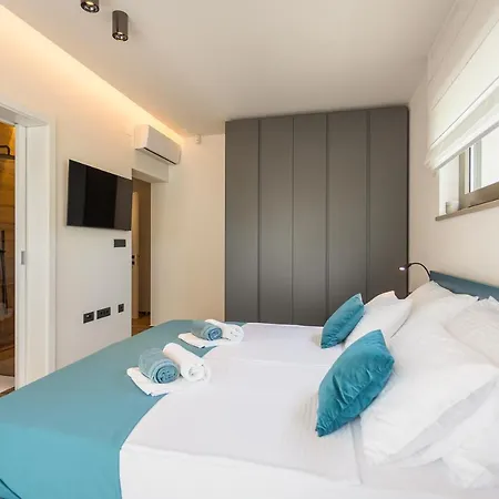 Luxury One Way Villa *