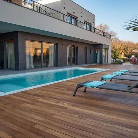 Villa Luxury One Way