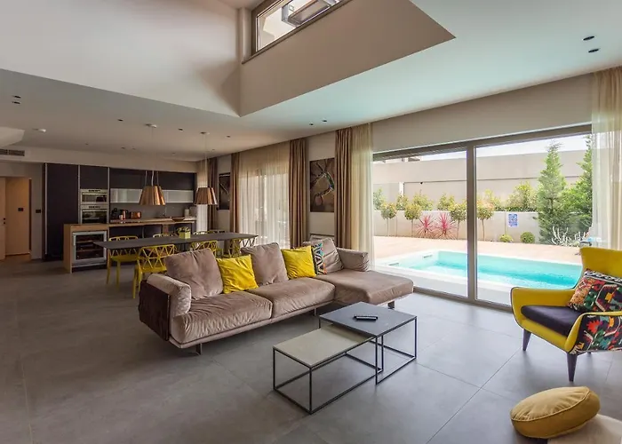 Luxury One Way * Banjole