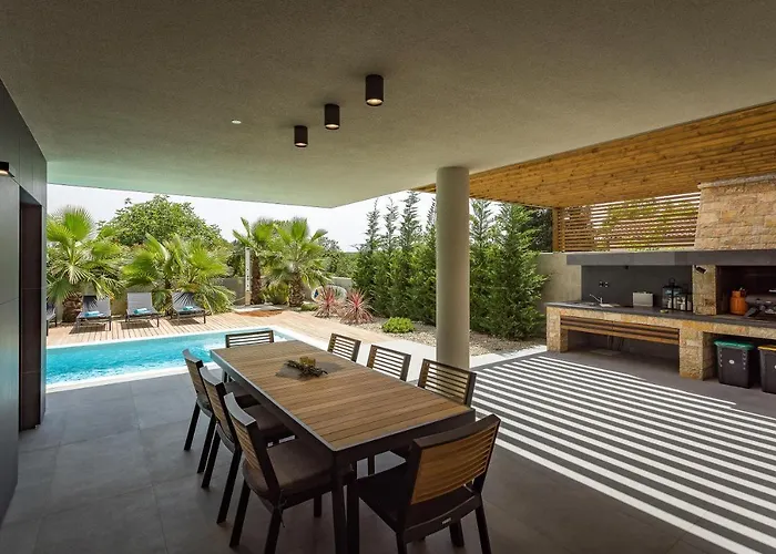 Luxury One Way * Banjole